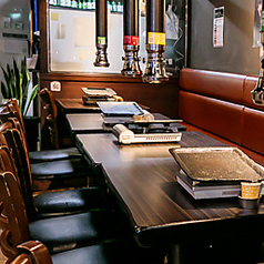 鉄板で料理を囲みながらシェアする楽しさも満喫できます。注文を分け合えばいろんな味が楽しめて、韓国料理ビギナーにも好評。ランチ・ディナー問わず、幅広い層に利用されているスタンダードな席です。