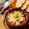 料理メニュー写真 茄子とごろごろミートソースのこんがりチーズ焼き～バゲット付き～