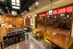 20名様から最大50名様までの店舗貸切も承っております！レトロでアットホームな空間を独占して、一体感のあるパーティーが叶います◎プロジェクターも完備しているので、映像を使った演出も可能。結婚式の二次会や同窓会など、特別な日の集まりについてもお気軽にご相談ください。