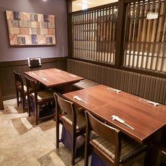 周囲を気にせずゆったり過ごせる4-10名様向けの仕切りのあるお席をご用意。落ち着いた空間で、会社の宴会やご友人との集まりにも最適です。新鮮な魚介やお肉を楽しみながら、気兼ねないひとときをお過ごしいただけます。