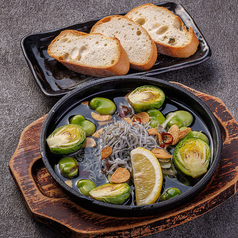 【逸品】釜揚げしらすと春野菜の鉄板アヒージョ