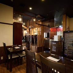 【テーブル席：4名様×1卓】親しい仲間やご家族でのご利用にぴったりな少人数向けのテーブル席。和モダンの落ち着いた雰囲気の中、周囲を気にせず過ごせるため、お料理を味わいながら自然と会話も弾みます。普段使いから記念日などの特別なひとときまで幅広く対応。大切な方と至福の夜を、ぜひ当店でお過ごしください！