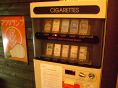 喫煙者も安心。店内でタバコ売ってます！