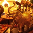 インドを象徴する象の置物がお出迎え致します。