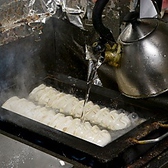 熱々に熱した鉄板にキレイに並べたら、餃子の1/3程浸かるまでお湯を注ぎます。