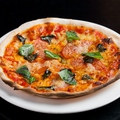 料理メニュー写真 バジルとトマトのピザ