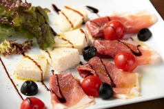 生ハムとチーズの前菜盛り合わせ｜Ham Antipasto(Ham and heese and Tomato and Olieve)