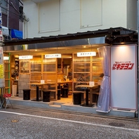 どなたでも気軽に入店できるよう、解放感溢れる入口