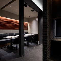 貸切は22名まで、シーンに合わせて柔軟に対応可能です（事前TEL相談要）。昼は開放感あるテーブル利用、夜は半個室を連結したプライベート空間として活用できます。接待や懇親会、親族の集まりにも自然に馴染む落ち着いた雰囲気です。