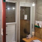 喫煙されるお客様にも快適にお過ごしいただけるよう、店内には喫煙専用室をご用意しています。お食事や会話の流れを邪魔することなく、気軽に利用できるのもポイント。愛煙家の方からも「ゆっくり落ち着ける」と好評です。喫煙・非喫煙どちらのお客様にも心地よい空間づくりを心がけています。