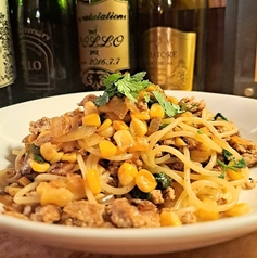 豚肉、とうもろこしに青唐辛子、パクチーをいれたパスタ
