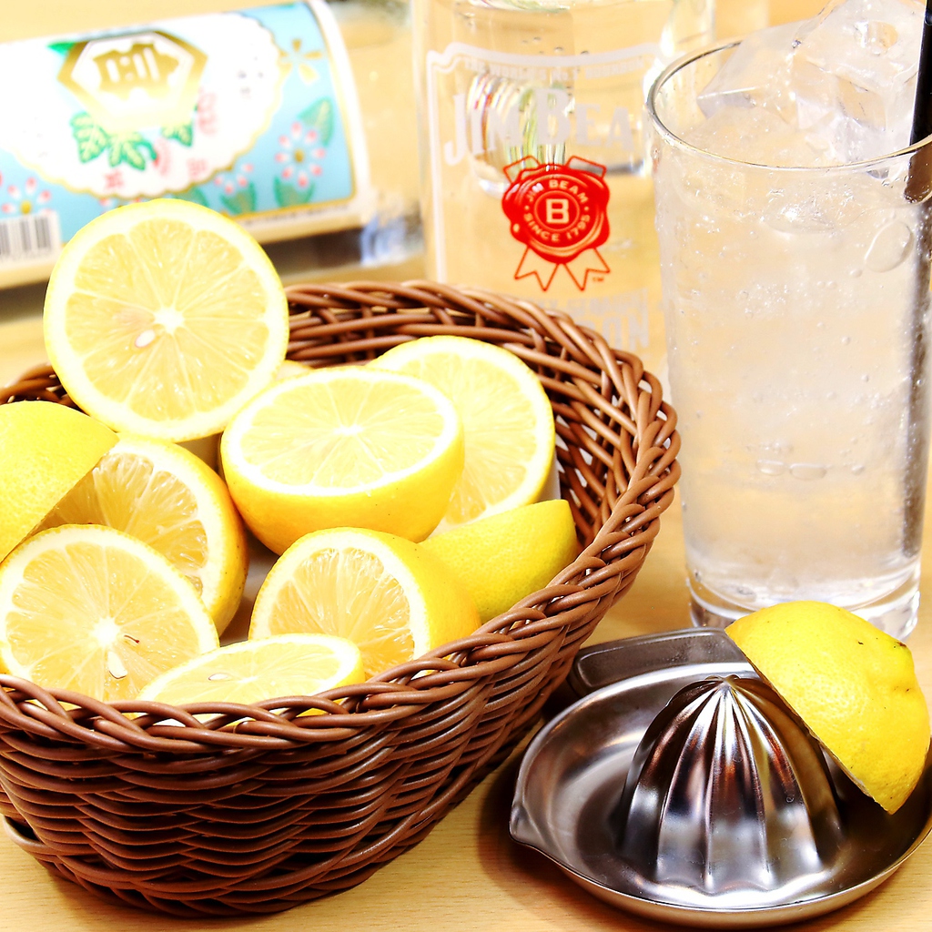 フレッシュレモンを贅沢に使ったレモンサワーはやみつき間違いなしの贅沢な逸品★