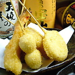 串焼だけでなく串揚げも種類が豊富◎色々な種類が食べられる串揚げ盛り合わせは1430円(税込)