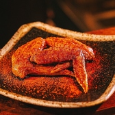 【味自慢】手羽先むつみの名物手羽先は、味の違いも楽しめる4種の自家製ダレが魅力。甘みとコクが際立つ《黒（自家製甘だれ）》、シンプルに旨みを引き出す《白（塩こしょう）》、ピリ辛でクセになる《赤（自家製旨辛だれ）》、そして恵比寿店限定の《戎（ガーリックトリュフ）》は芳醇な香りがたまらない一品を是非。