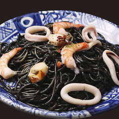 魚介のイカ墨パスタ