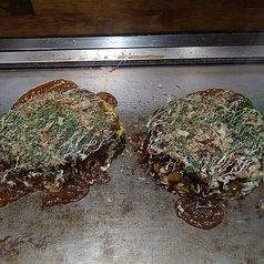 ふんわり食感とソースの旨味が絡み合う！種類豊富な「洋食焼き（お好み焼き風）」は必食の逸品！の写真