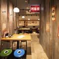 【最大107名様までご利用可能！】新宿エリアでの大人数での宴会はぜひお任せください！歓送迎会や会社の飲み会、二次会、同窓会、仲間との集まりなど、さまざまなシーンに対応可能。大人数でも周りを気にせず、安心して思い思いに楽しめます。サプライズや余興も自由に楽しめる、盛り上がるひとときをお過ごしください♪