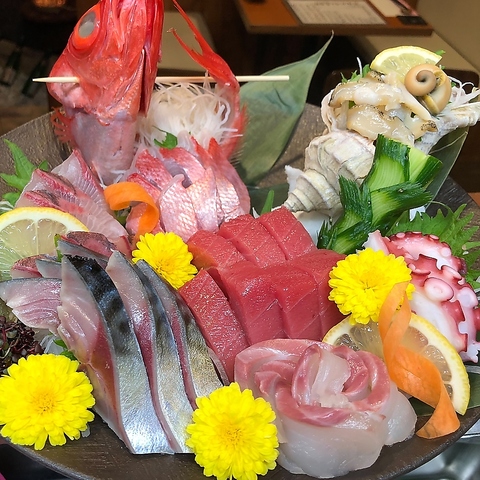 まったりとした空間で旬のお刺身から秋田県の郷土料理、地酒が堪能できるお店です。