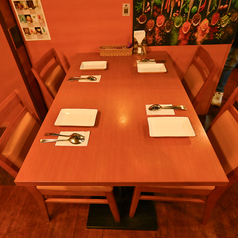 普段使いに便利な4人掛けのテーブル席を多数ご用意しており、少人数のグループからご利用いただけます。友人とのランチやディナーはもちろん、お子様連れのママ会にも最適です。席の配置を柔軟に変更することも可能です。本格的なネパール・インド料理を、気の置けない仲間と気軽にお楽しみください♪