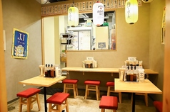 落ち着いたモダンな雰囲気の店内。ゆったりくつろげる、お座敷席もございます！1人様でも団体様でも大歓迎です！