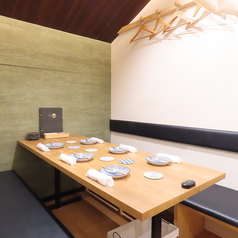 【気兼ねなく過ごせる】落ち着いた雰囲気で特別なひとときを演出します◎プライベートな空間で親しい友人や家族と心ゆくまでお食事を楽しめます。テーブルは広々としておりゆったりとした座席でリラックスした時間を過ごせます♪ママ会や女子会、お祝い事など、さまざまなシーンに最適です。周りを気にせずお過ごしください