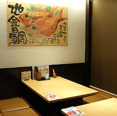 人気!足元が楽な掘りごたつ席で、プライベート感がある半個室。8名様、または半個室を繋げて最大16名様でもお使いいただけます。