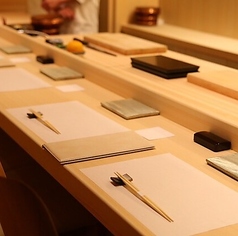 【カウンター席：8席】