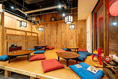 靴を脱いで上がれるお座敷席は、まるで自宅にいるかのようなリラックス空間。昔懐かしい丸いちゃぶ台を囲んで、美味しい料理とお酒をゆっくりと味わえます◎小さなお子様連れのご家族様や、仲の良いご友人同士でまったりと過ごしたい時に最適なお席です。心安らぐひとときをどうぞ。