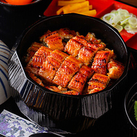 秘伝のタレで仕上げる自慢のうな重とひつまぶし！