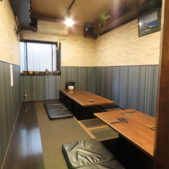 【掘りごたつ6名様×1 4名様×1】足を伸ばしてゆったり座れて接待にも最適。小上がりの掘りごたつ席が2卓ございます。足を伸ばしてゆったり座れるところが嬉しい◎2卓のお席を結合してご利用いただくことも可能です。特別な接待や会食などのご利用、県外のお客様をおもてなしする際にもぴったりです。
