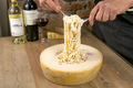 料理メニュー写真 ベラガッティーノチーズの器仕上げパスタ