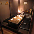1階に1部屋限定でご用意した、特別感のある6名様用完全個室。和の情緒溢れる落ち着いた座敷席で、大切な方々とプライベートな時間をお過ごしいただけます。周囲を気にせず過ごせる空間は、会社宴会やご家族のお祝い事にも大好評◎職人が腕を振るう旬の鮮魚コースと共に、贅沢なひと時をお楽しみください！
