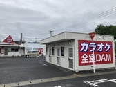 圧倒的な音響と最新の機能を搭載した最新鋭の機器を導入しております！臨場感あふれるサウンドと美しい映像で、まるでライブ会場にいるかのような大迫力のエンターテインメントを体験できます♪最新のヒット曲から懐かしの名曲まで豊富にラインナップ◎歌う楽しさが倍増する最高の空間をぜひご堪能ください♪