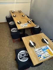 【2階】少人数宴会用テーブル(6~10名様)ご友人同士の集まりや、中規模の会社宴会に最適なレイアウト。お互いの顔が見渡せる配置で、会話も弾みます。