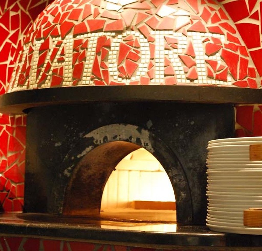 店内にはイタリア職人お手製の『ピッツァ窯』。熟練の焼き技でじっくり仕上げた特製ピッツァは必食！