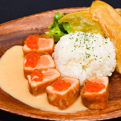 新鮮で食べ応えのあるサーモンレアカツ丼1200円(税込)。