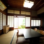 個室席は窓ガラスに映り込む四季折々の風景をお楽しみいただけます。料理と共に心温まるひとときを。