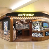 広々とした約100席の店内でゆったりランチが楽しめる老舗ビヤホール。半個室席や団体対応席も完備し、バリアフリーやWi-Fiも対応。横浜でのランチや集まりに最適な空間です。