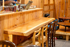 お一人様でもふらりと立ち寄りやすいカウンター席をご用意。目の前で調理風景を眺められる特等席で、炭火の香りや音などライブ感を肌で感じられます◎スタッフとの会話を楽しんだり、仕事帰りにサクッと一杯飲んだりと、思い思いの時間をお過ごしください。デート利用にもおすすめです♪