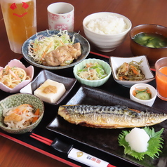 【新潟県産】DXコシヒカリ定食(ごはん・味噌汁・日替わりメイン２種・小鉢5個・漬物・ジュース付)の写真