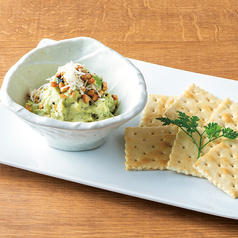 アボカドとバジルのグリーンポテトサラダ クラッカー添え