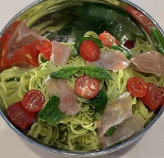 ハーブ香る生ハムとトマトの冷製バジルパスタ