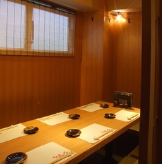 格子の扉が閉まる完全個室（最大8席）