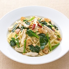 蒸し鶏とほうれん草松の実のペペロンチーノ