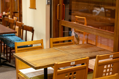 木の温もりが心地よいテーブル席は、広々としていてゆったりとお過ごしいただけます。レイアウトの変更も可能ですので、少人数の飲み会からまとまった人数でのご宴会まで柔軟に対応できます♪