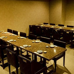 店舗を丸ごと貸切にして、最大80名様までの大規模な宴会が可能です！無駄のないシンプルな内装と落ち着いた色調で、大人数でも圧迫感なくお過ごしいただけます◎会社全体の打ち上げや同窓会、大規模なパーティーに最適です♪一体感のある空間で、周囲に気兼ねなく賑やかな時間をお楽しみいただけます。