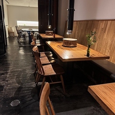 広々としたテーブル席は、ご家族やご友人同士での会食、カジュアルなビジネスシーンに最適です。最大6名様までゆったりとお掛けいただける空間を3卓ご用意。木の温もりを感じる落ち着いた雰囲気の中で、厳選された熟成肉を囲みながら、賑やかで楽しいひとときをお過ごしください。