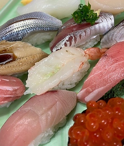 寿司をメインに魚料理や逸品料理が多数あります。 ランチも11時より好評中！