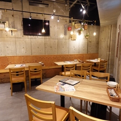 【テーブル席4名×7席】4名様でお使いいただけるお席です。広々なお席は人気◎お席の数に限りが御座いますのでお早めのご予約を！誕生日・記念日のお祝い、女子会、宴会にもぴったりです。 ※写真は系列店舗のイメージです