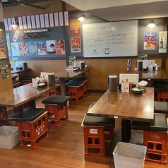 明るく開放的な店内には、4名様用のテーブルが6卓完備されています♪ ご家族や気の合う仲間と共に、心温まる料理を囲んで楽しいひとときをお過ごしいただけます。観光やお買い物の後にぴったりのお食事や、各種宴会、女子会など、幅広いシーンに最適なスペースです。